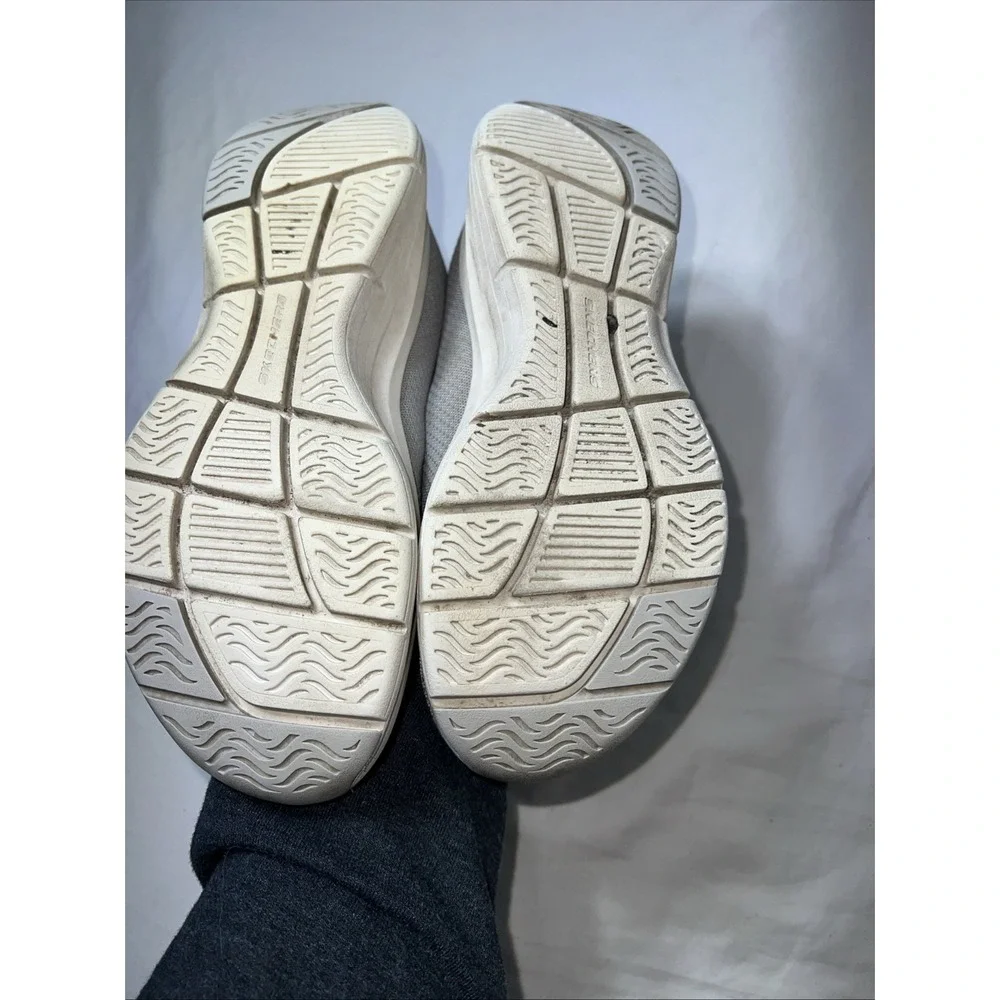 Skechers Womens Athletic Shoes Slip On Comfort Sneaker Size 6.5Arch Comfort Gray